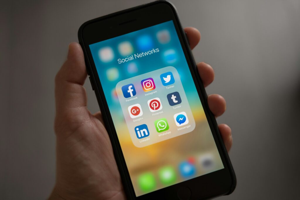 Give the best ratings for these social media apps for the the Best Social Media Marketing Firms 